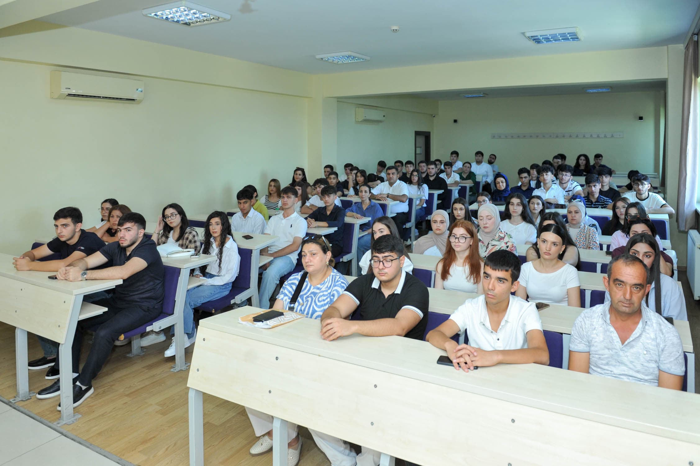 Yeni tələbələrə İqtisadiyyat və idarəetmə fakültəsinin imkanları təqdim edilib