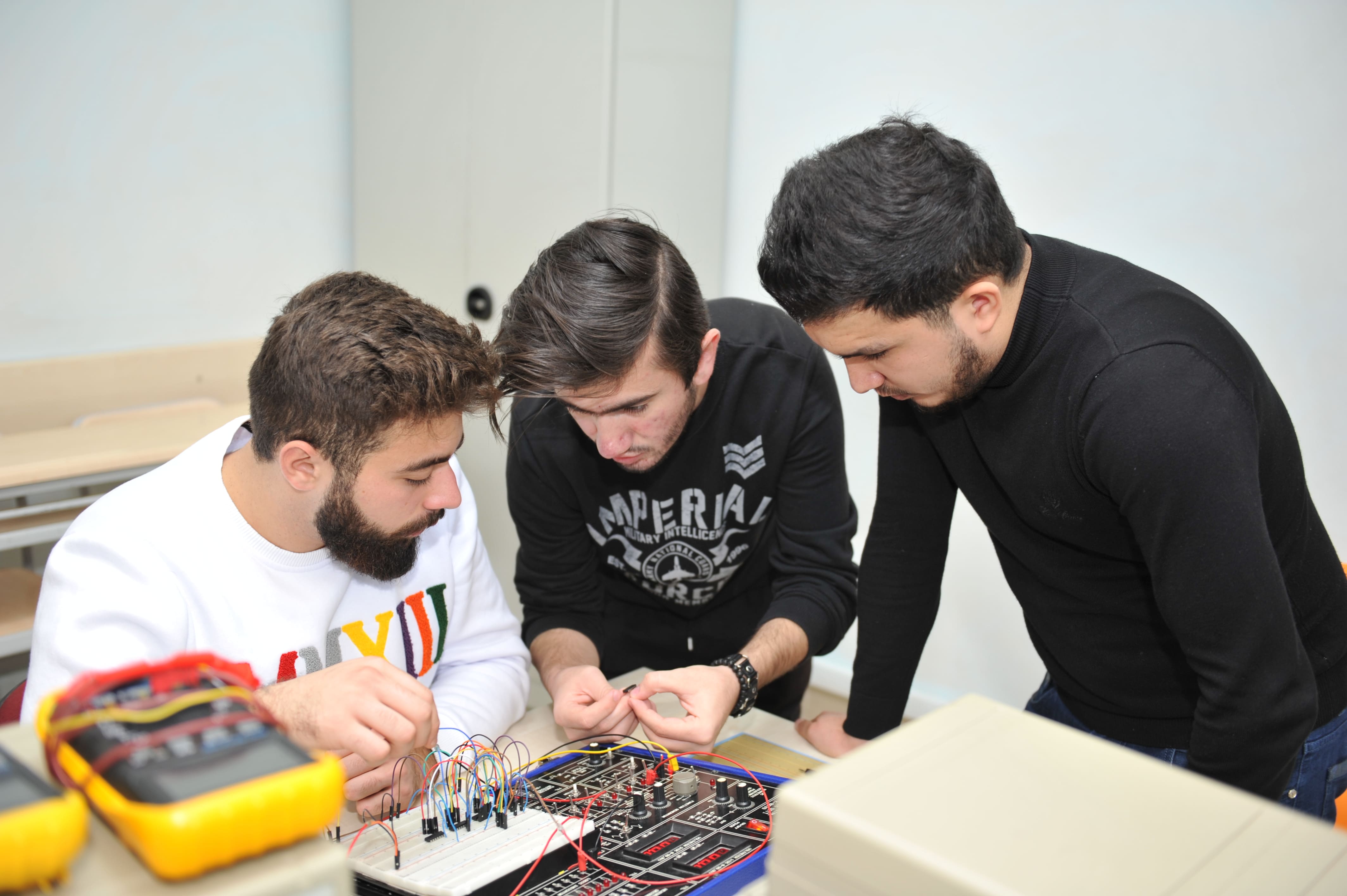 Elektronika və İKT laboratoriyaları