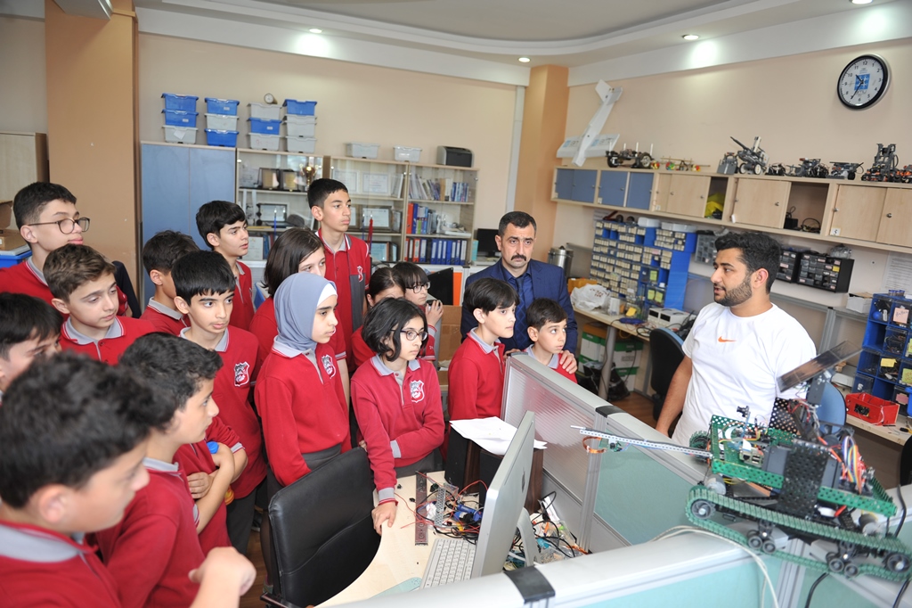 Students of Zirve Lyceum get acquainted with ICT scientific research laboratory of BEU
