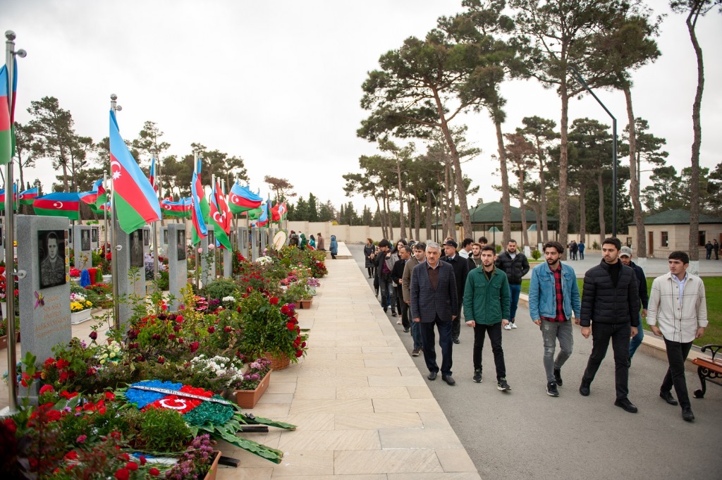 Teachers and students of BEU Faculty of Architecture and Construction visit II Alley of Martyrs