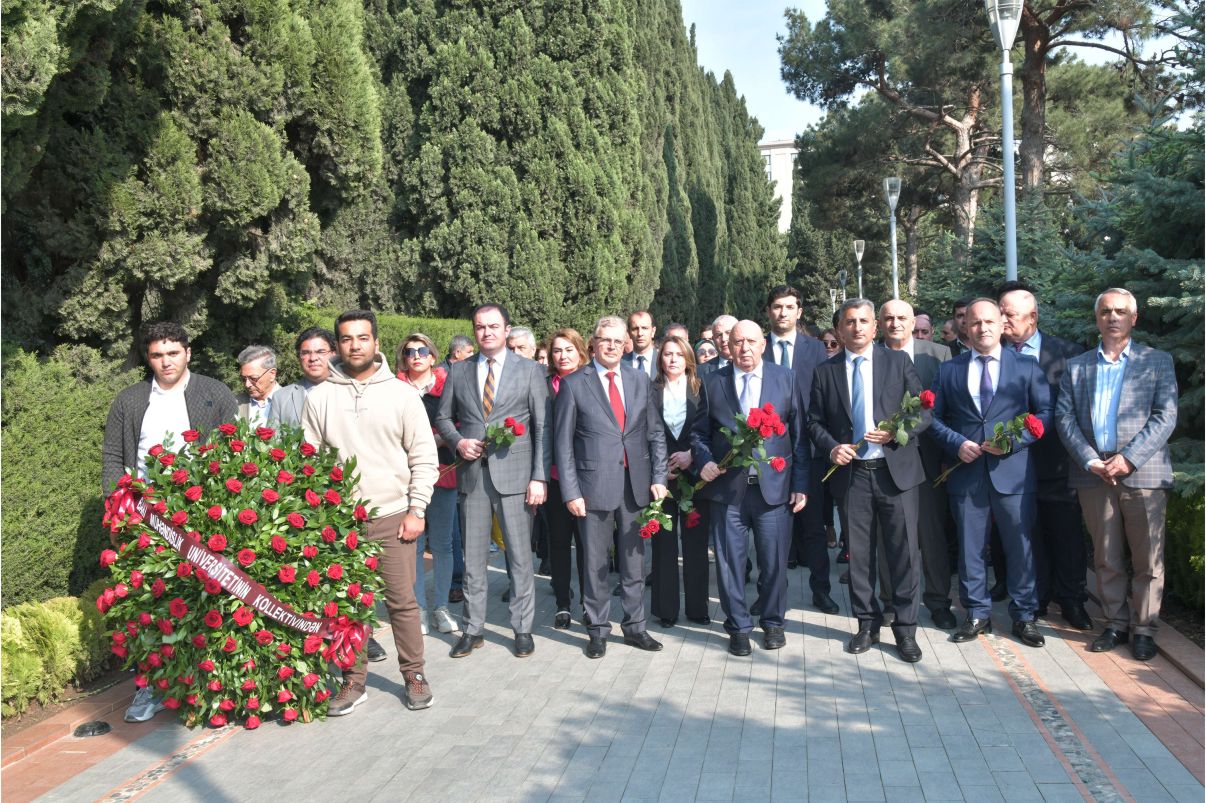BMU-nun kollektivi Ümummilli Liderin məzarını ziyarət edib