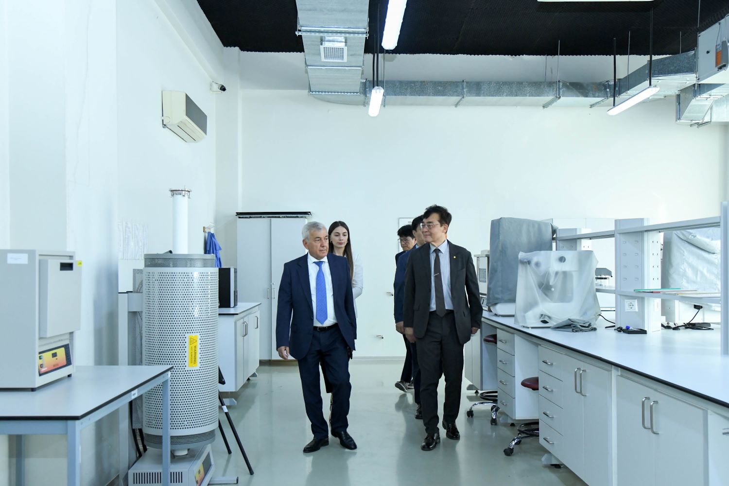 Rector of Inha University gets acquainted with BEU laboratories