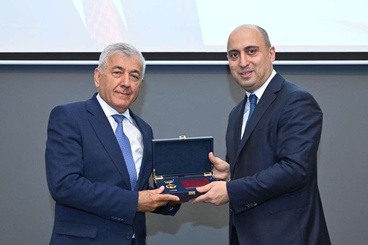 BMU-nun rektoru “Heydər Əliyevin 100 illiyi” yubiley medalı ilə təltif olunub