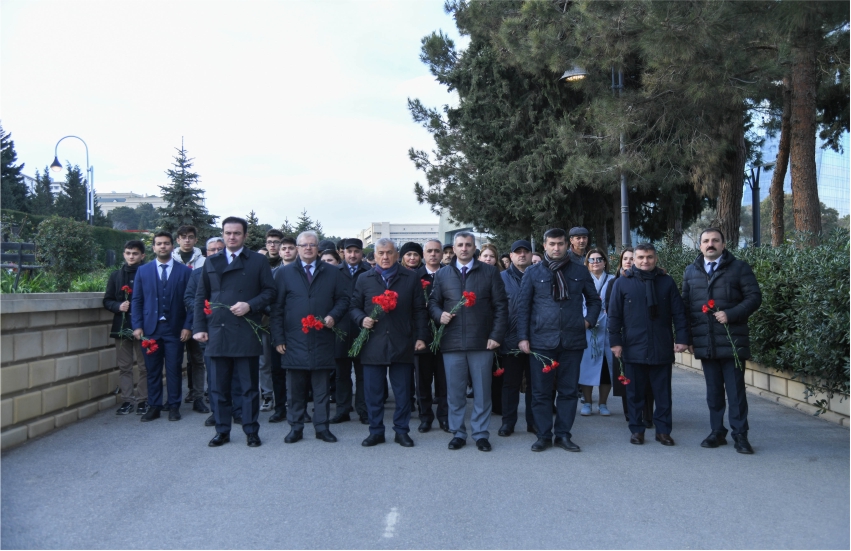 Bakı Mühəndislik Universitetinin kollektivi Şəhidlər xiyabanını ziyarət edib